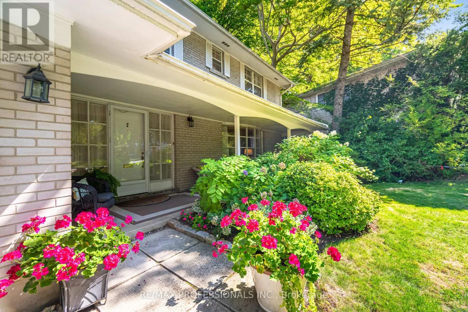 7 QUEENSBOROUGH CRESCENT