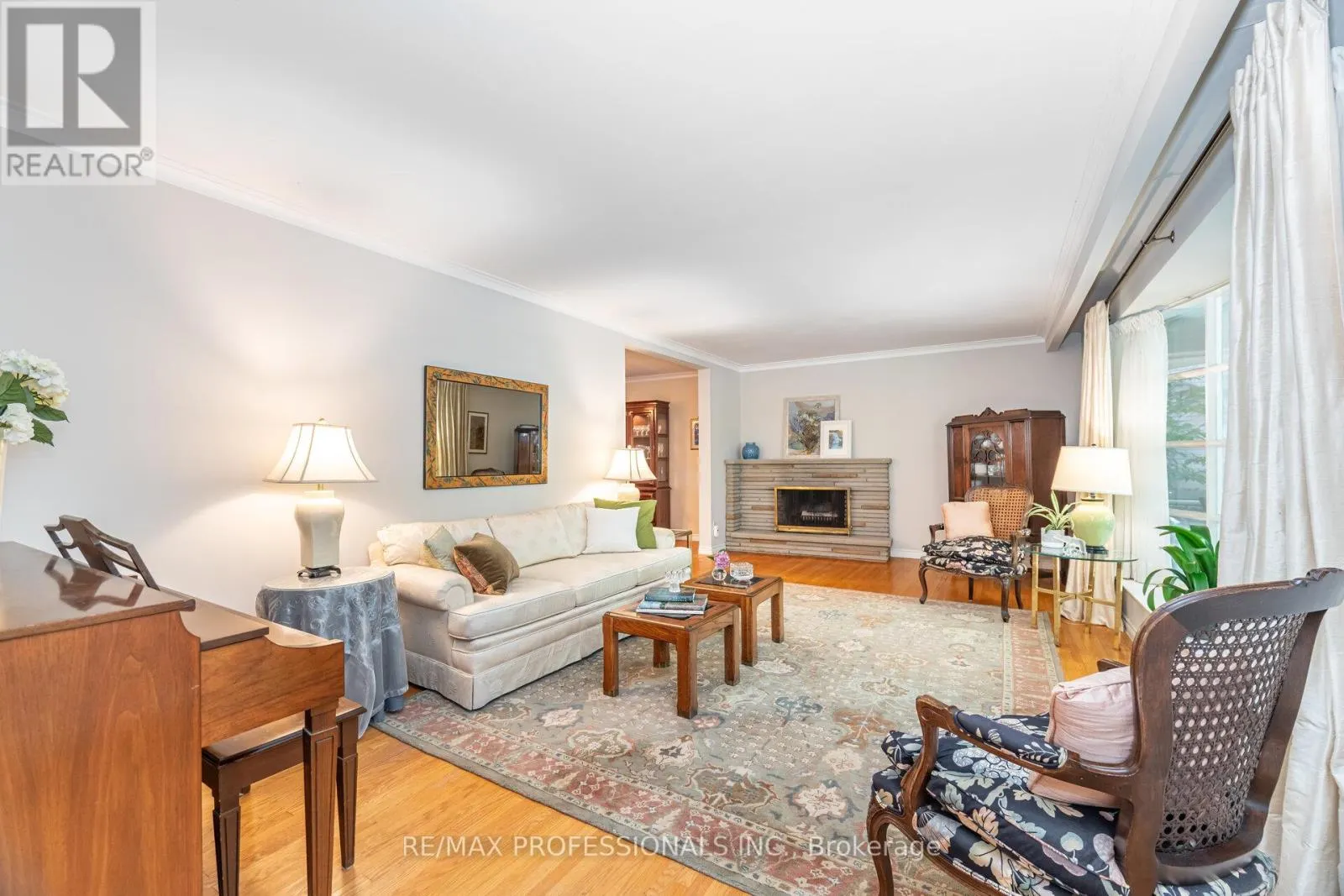 7 QUEENSBOROUGH CRESCENT