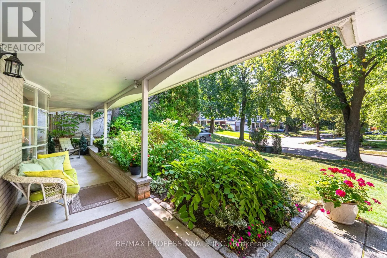 7 QUEENSBOROUGH CRESCENT