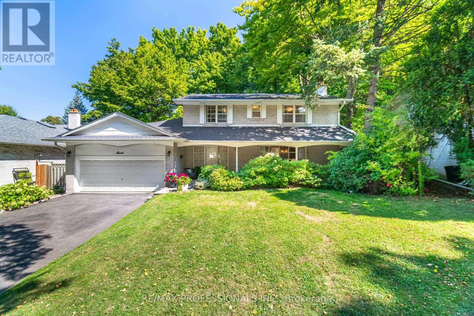7 QUEENSBOROUGH CRESCENT