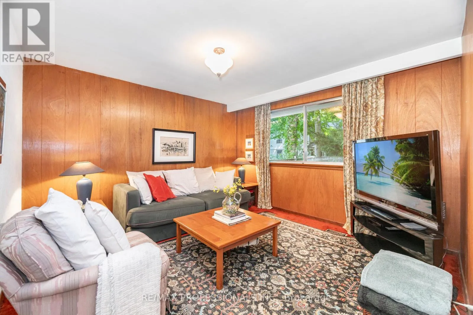 7 QUEENSBOROUGH CRESCENT
