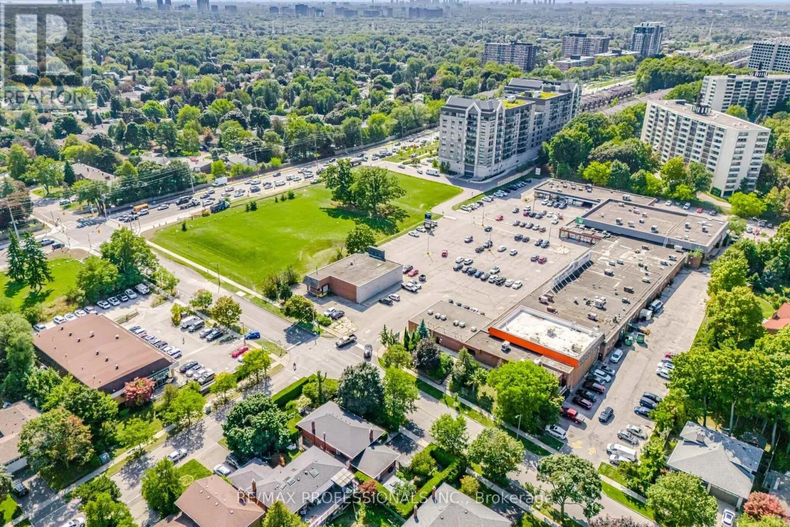 7 QUEENSBOROUGH CRESCENT