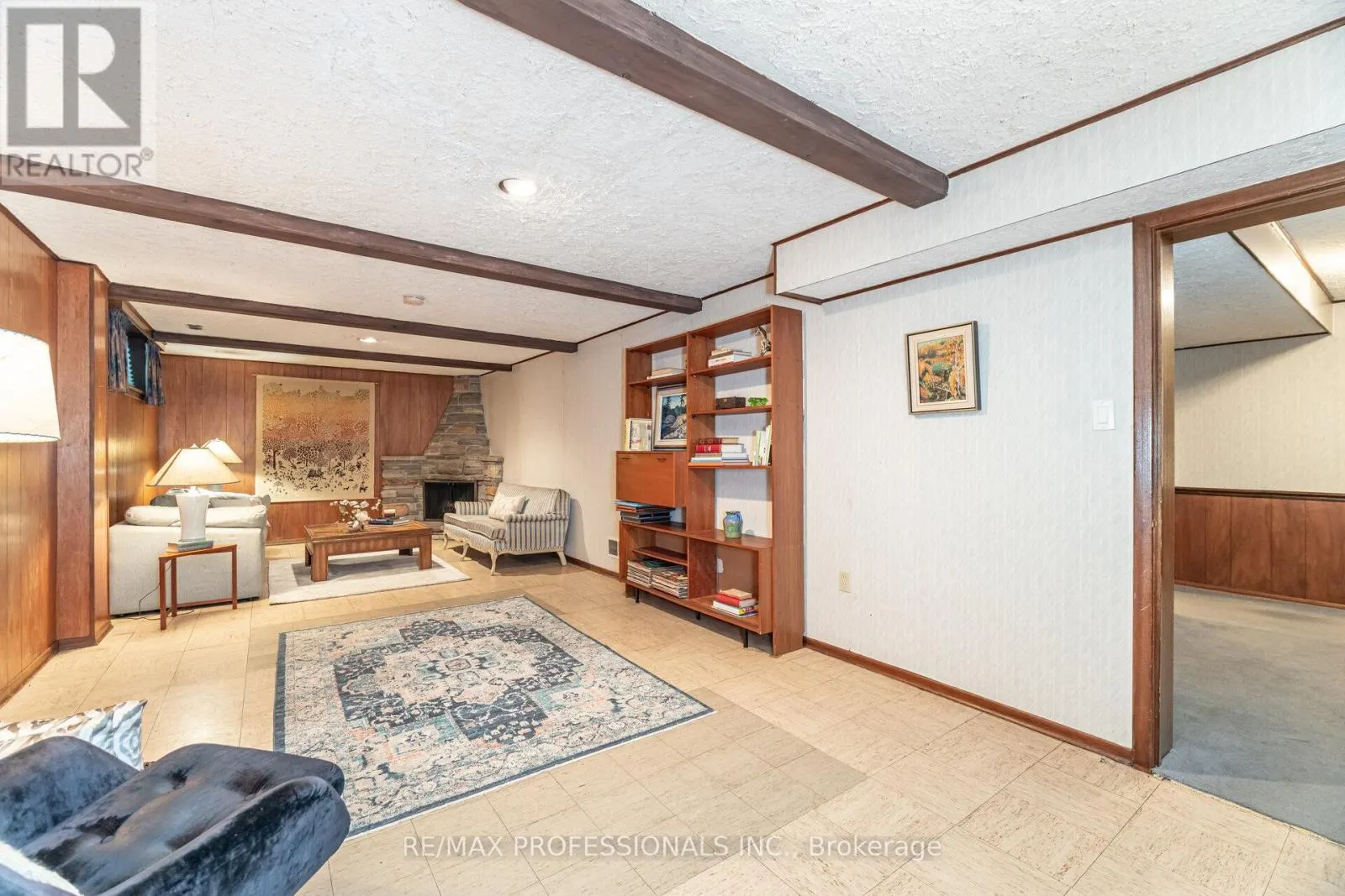 7 QUEENSBOROUGH CRESCENT