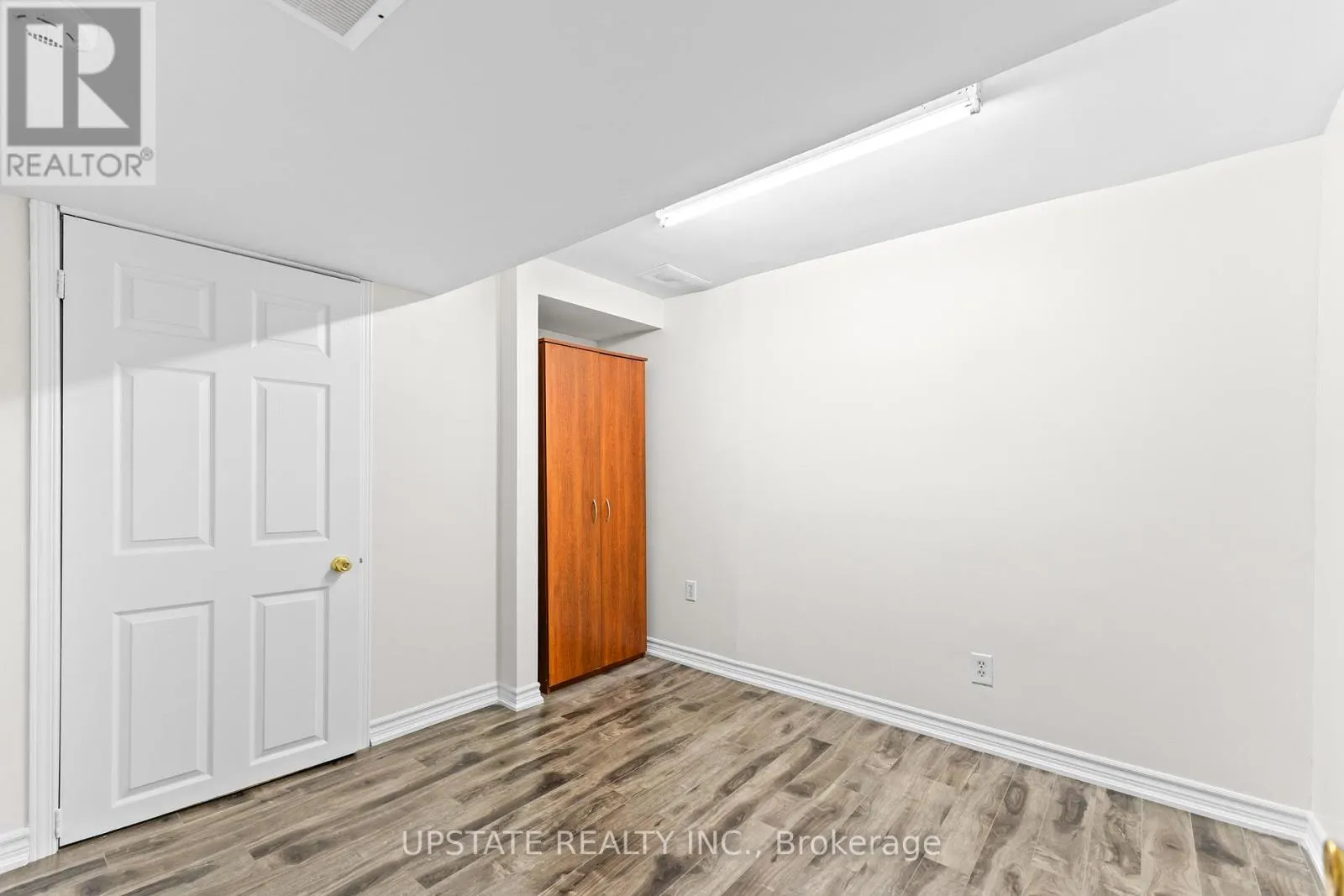 75 WINTERFOLD DRIVE