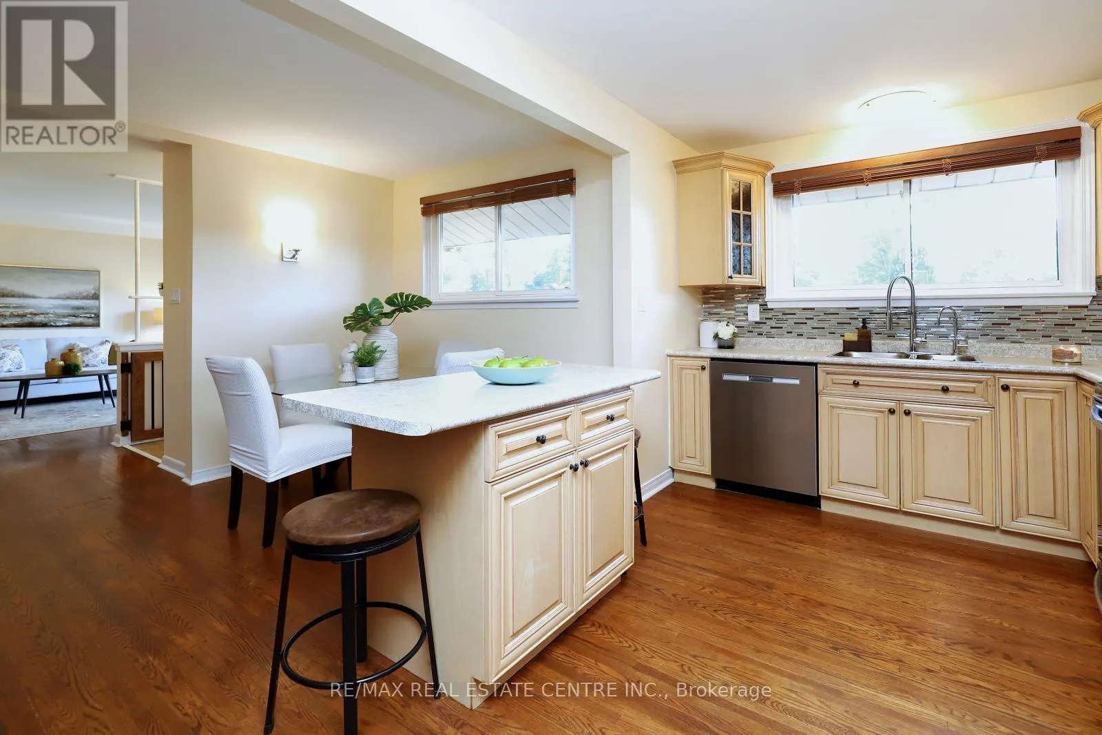 345 MAPLEWOOD CRESCENT