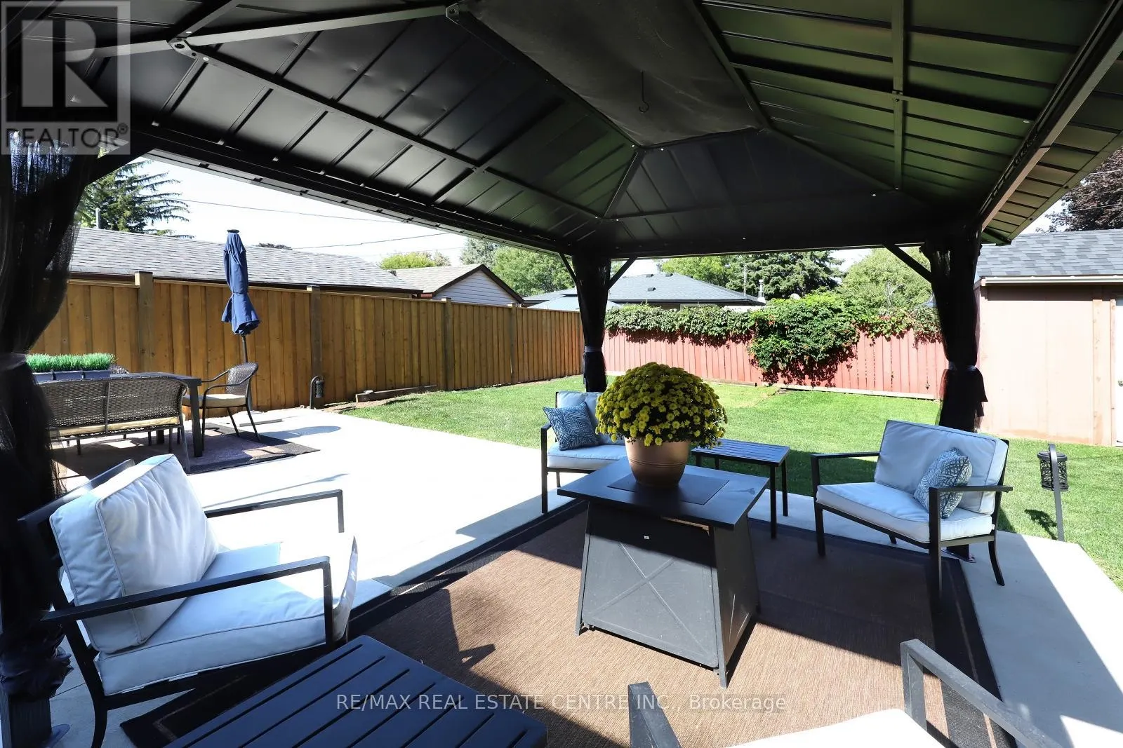 345 MAPLEWOOD CRESCENT