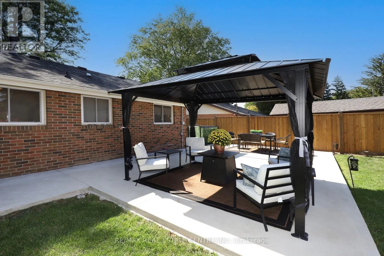 345 MAPLEWOOD CRESCENT