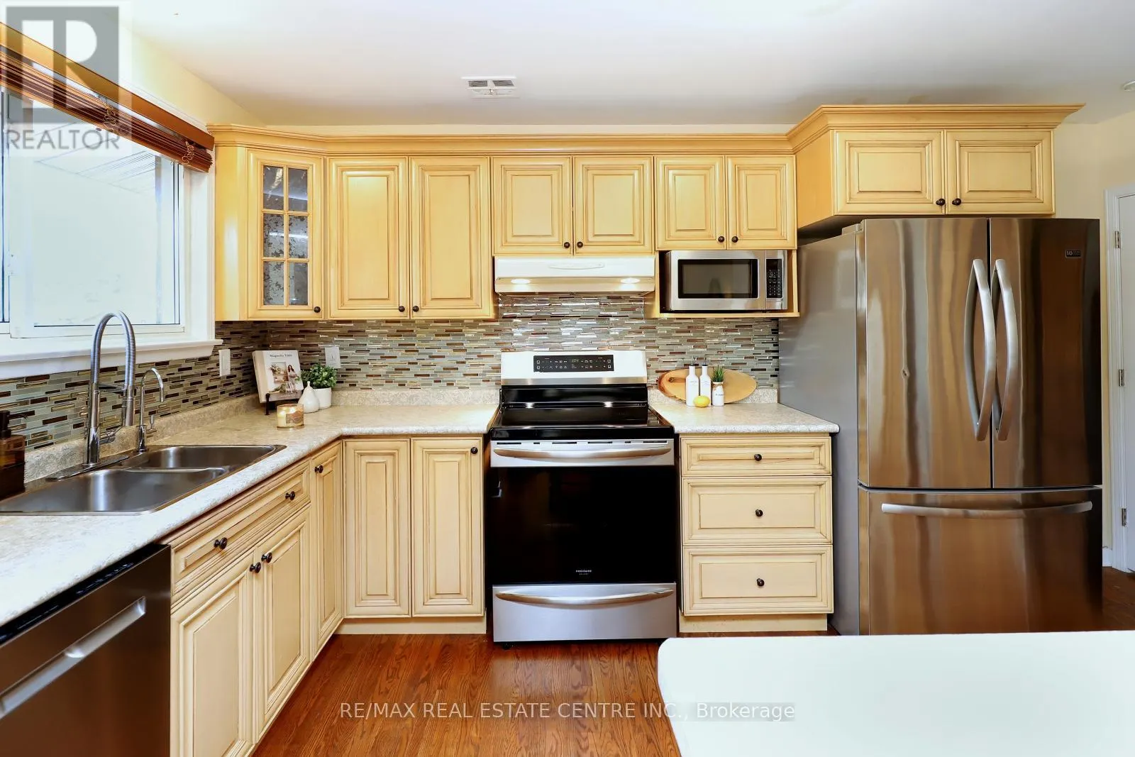 345 MAPLEWOOD CRESCENT