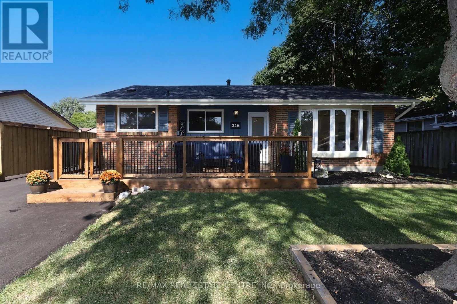 345 MAPLEWOOD CRESCENT