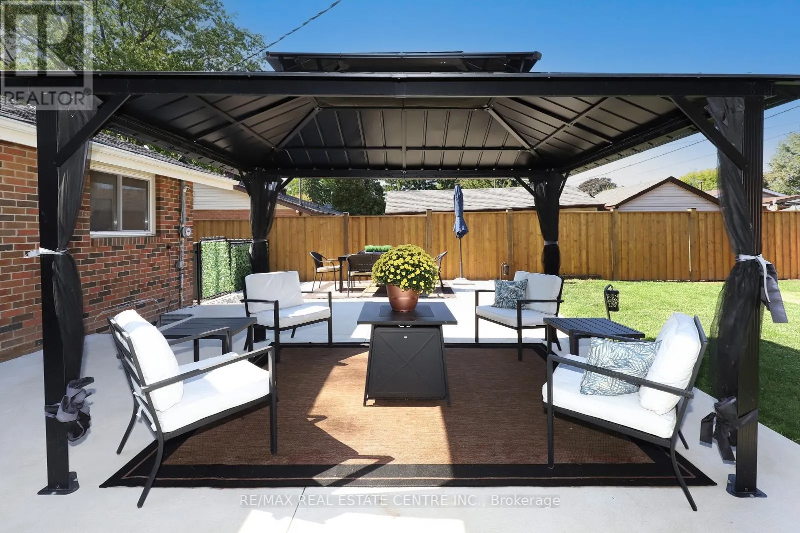 345 MAPLEWOOD CRESCENT