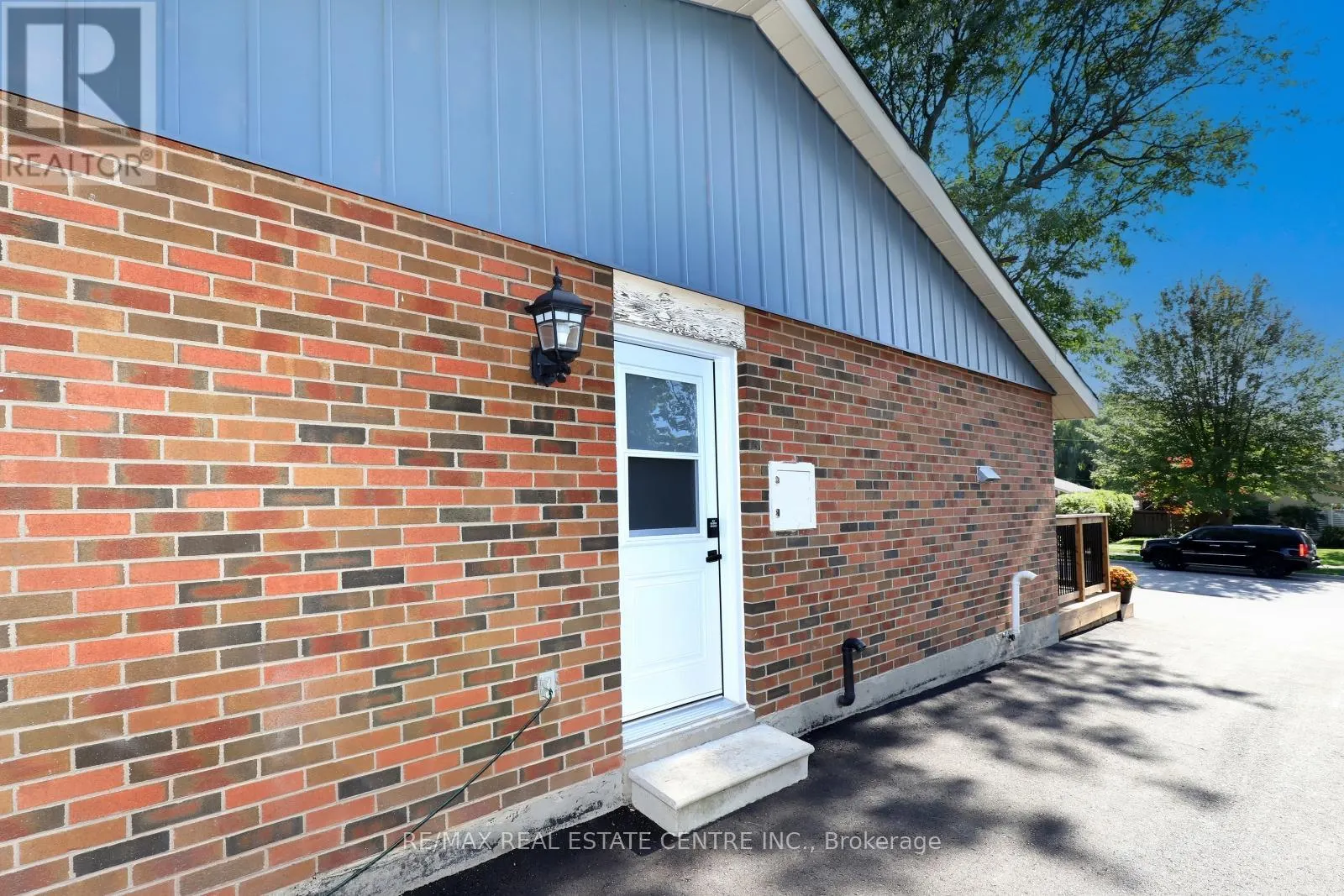 345 MAPLEWOOD CRESCENT