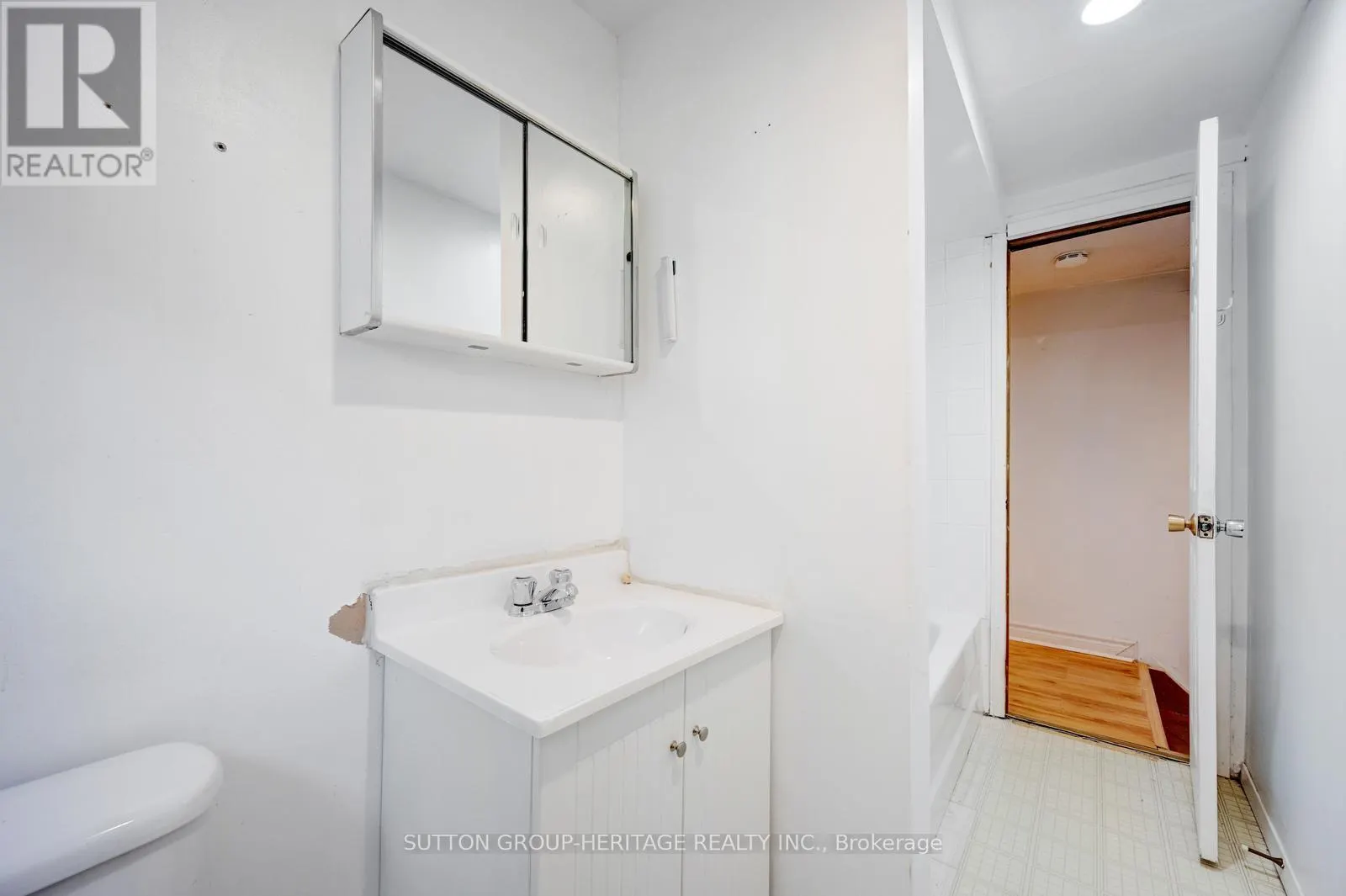 8 POINSETTIA PLACE