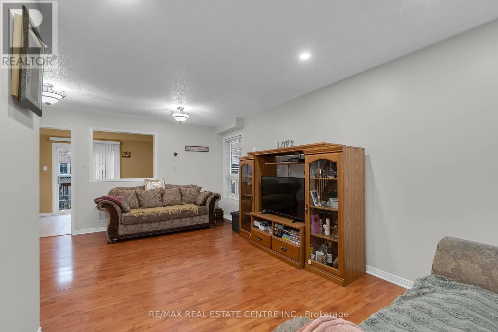 140 SAINTSBURY CRESCENT