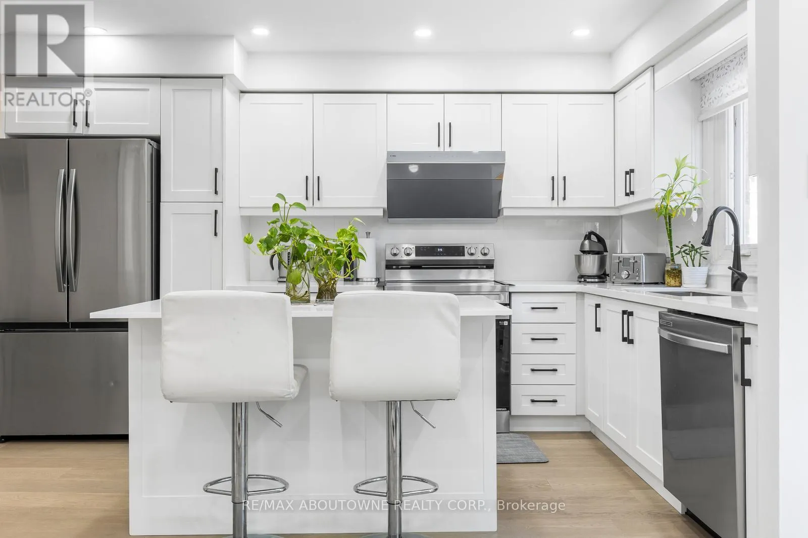 1118 AVONDALE DRIVE