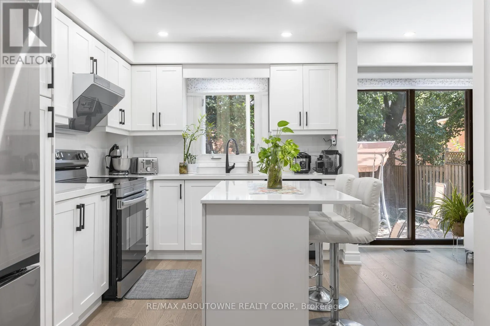 1118 AVONDALE DRIVE