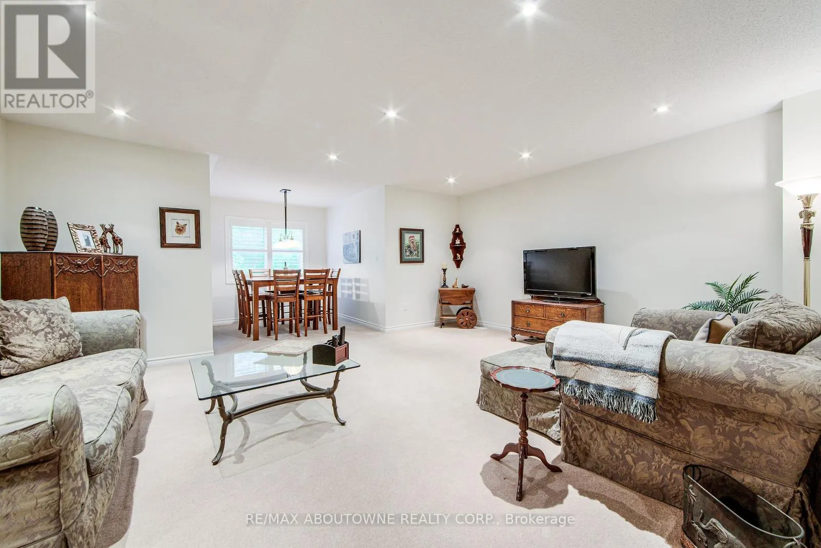 21 - 300 RAVINEVIEW WAY