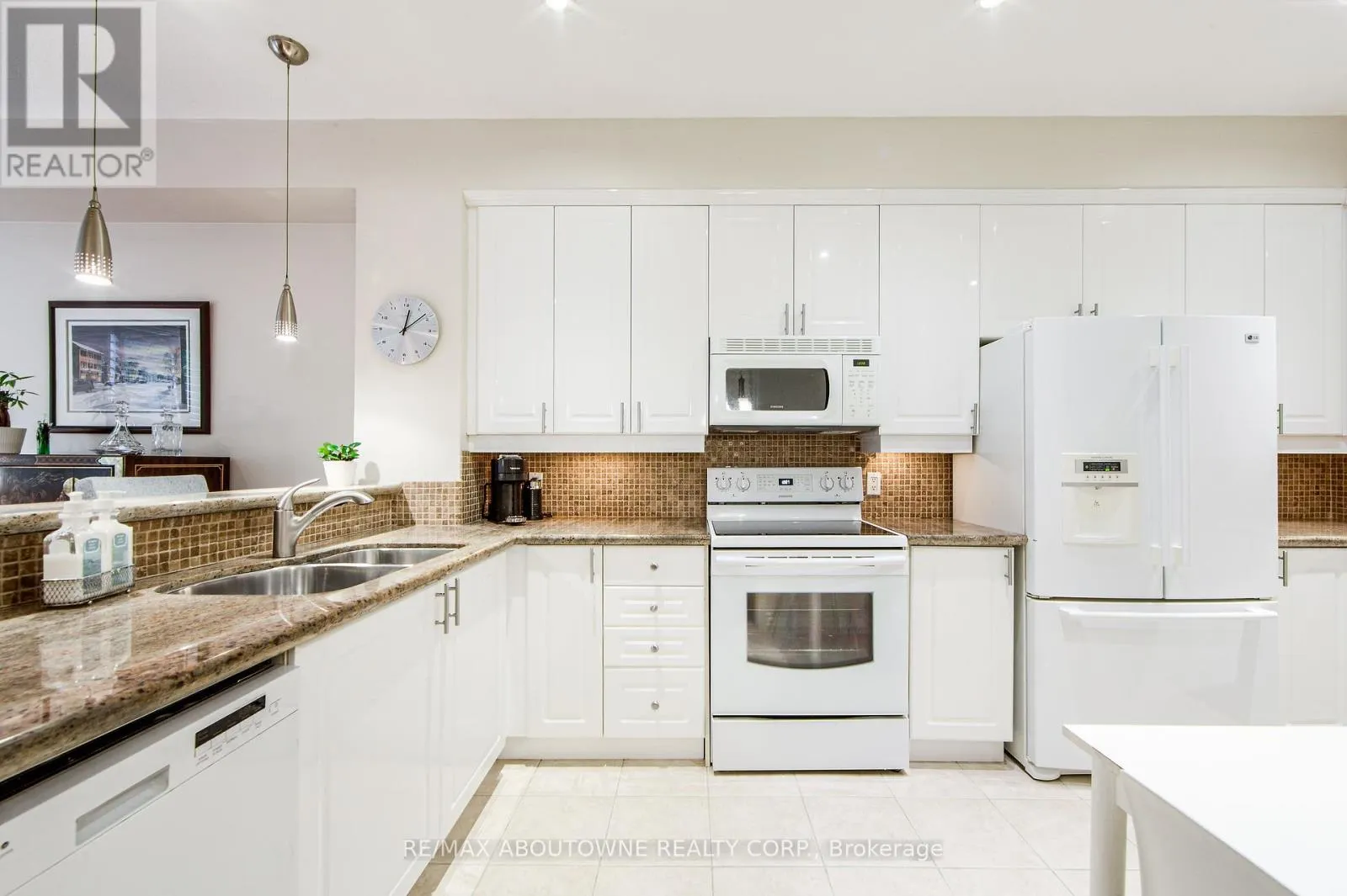 21 - 300 RAVINEVIEW WAY