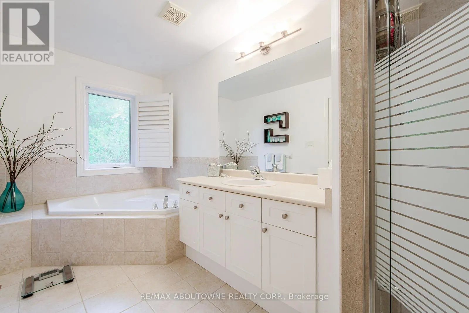 21 - 300 RAVINEVIEW WAY