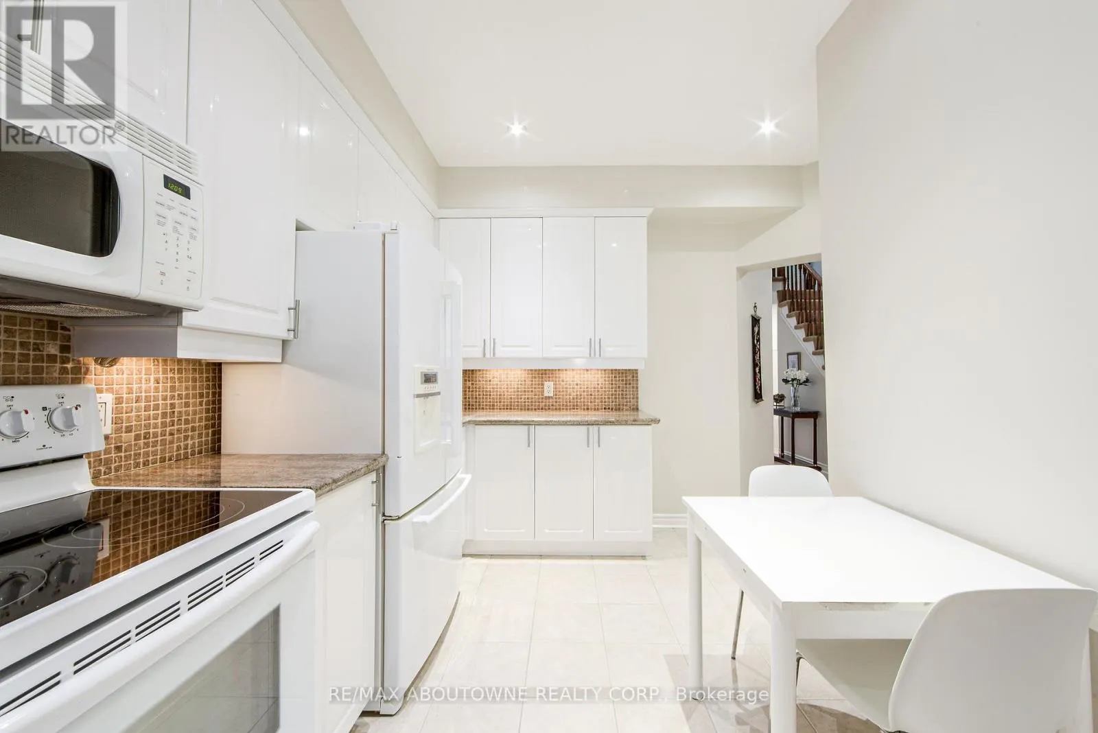 21 - 300 RAVINEVIEW WAY