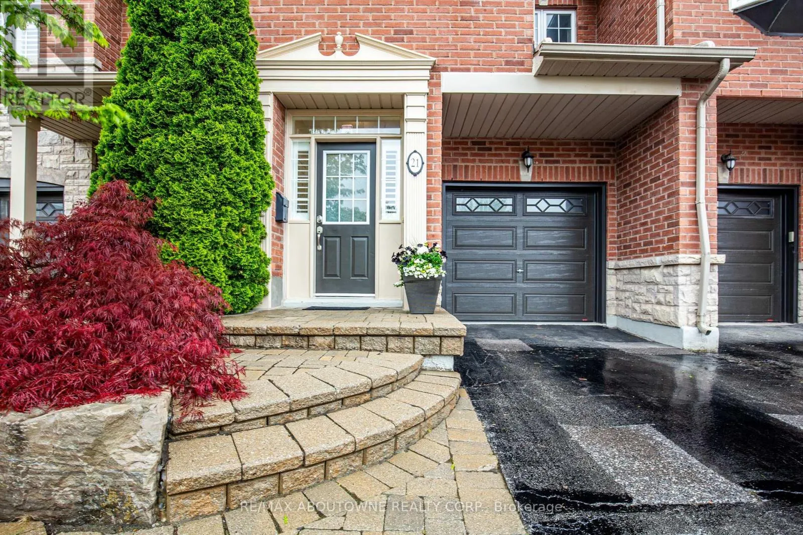 21 - 300 RAVINEVIEW WAY