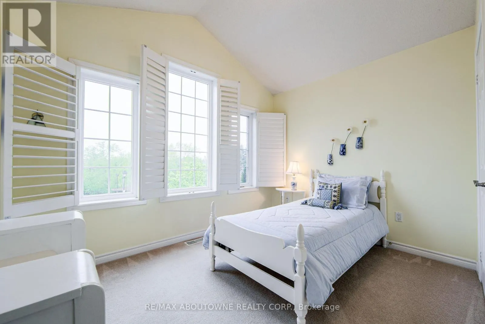 21 - 300 RAVINEVIEW WAY