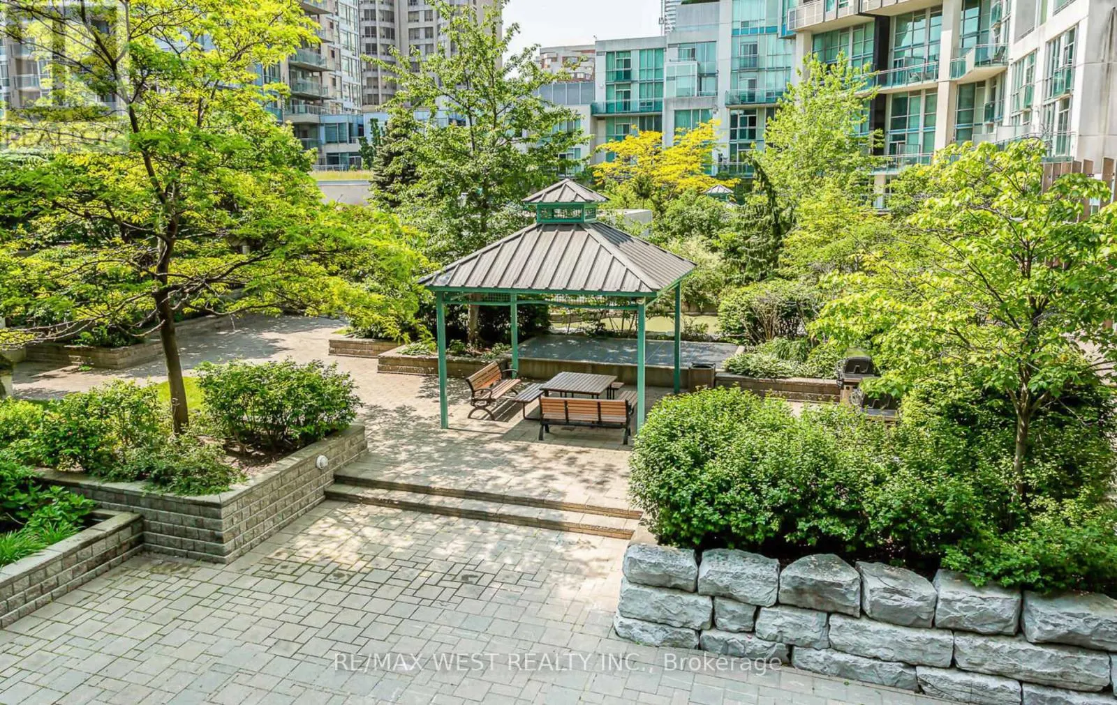 2001 - 220 BURNHAMTHORPE ROAD W