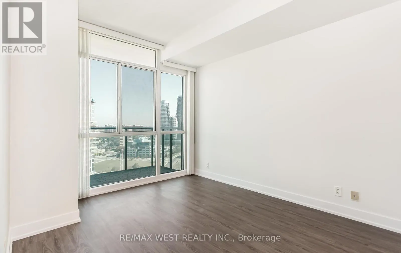 2001 - 220 BURNHAMTHORPE ROAD W