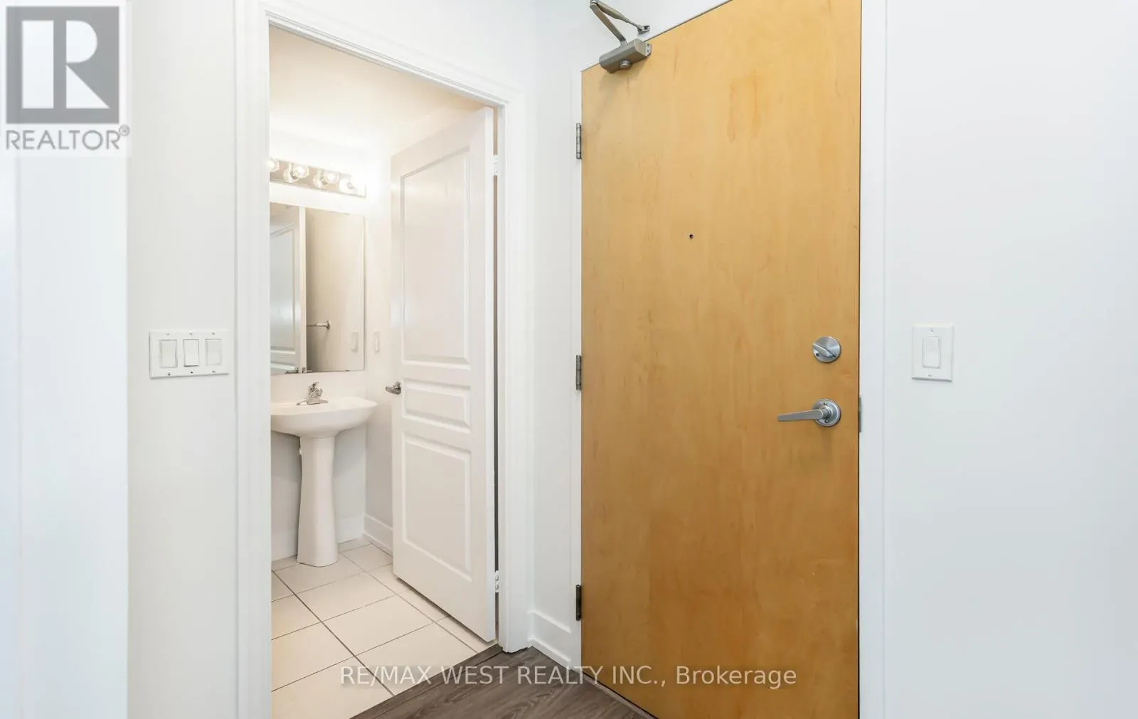 2001 - 220 BURNHAMTHORPE ROAD W