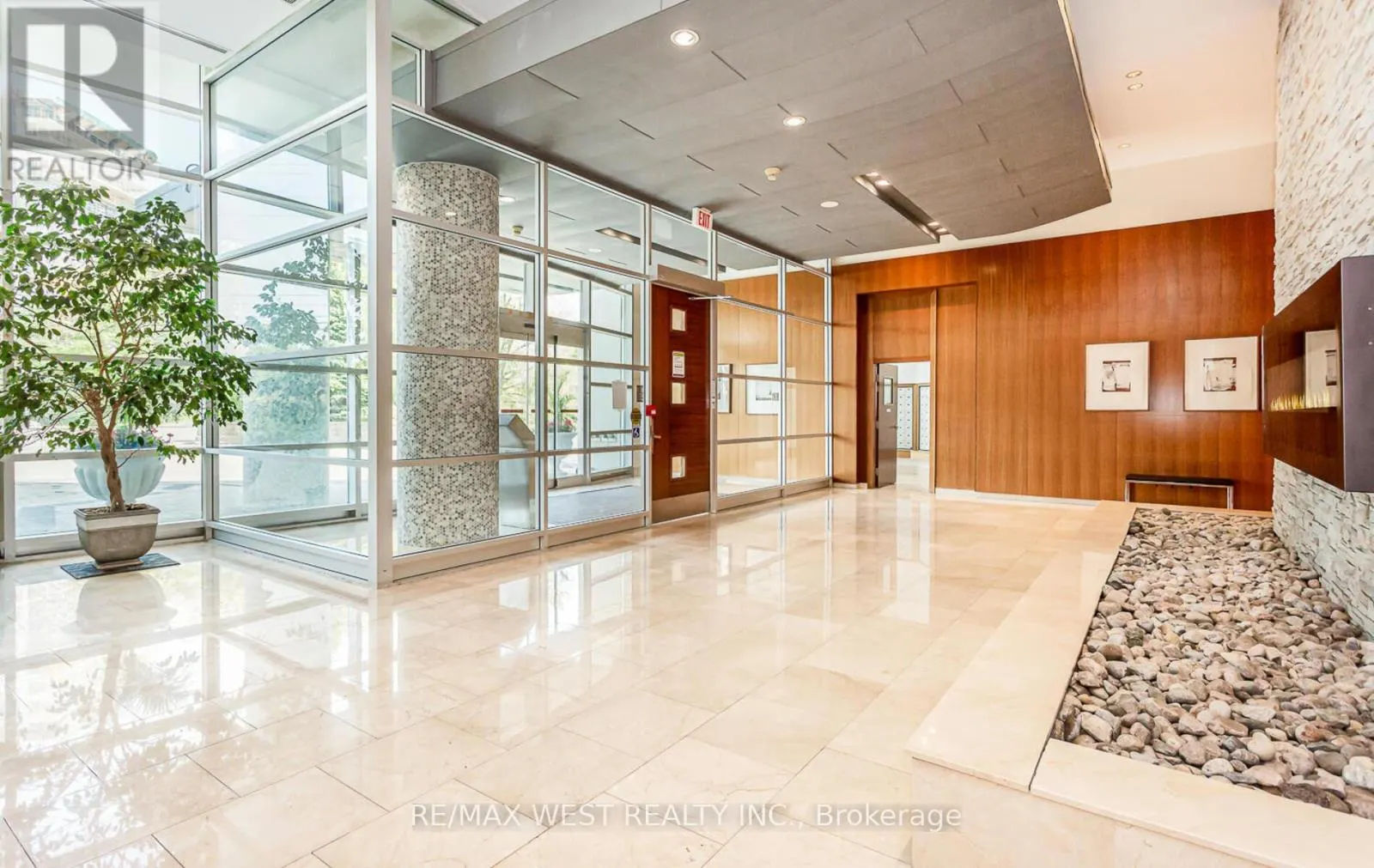 2001 - 220 BURNHAMTHORPE ROAD W