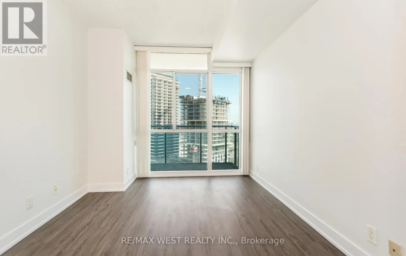 2001 - 220 BURNHAMTHORPE ROAD W