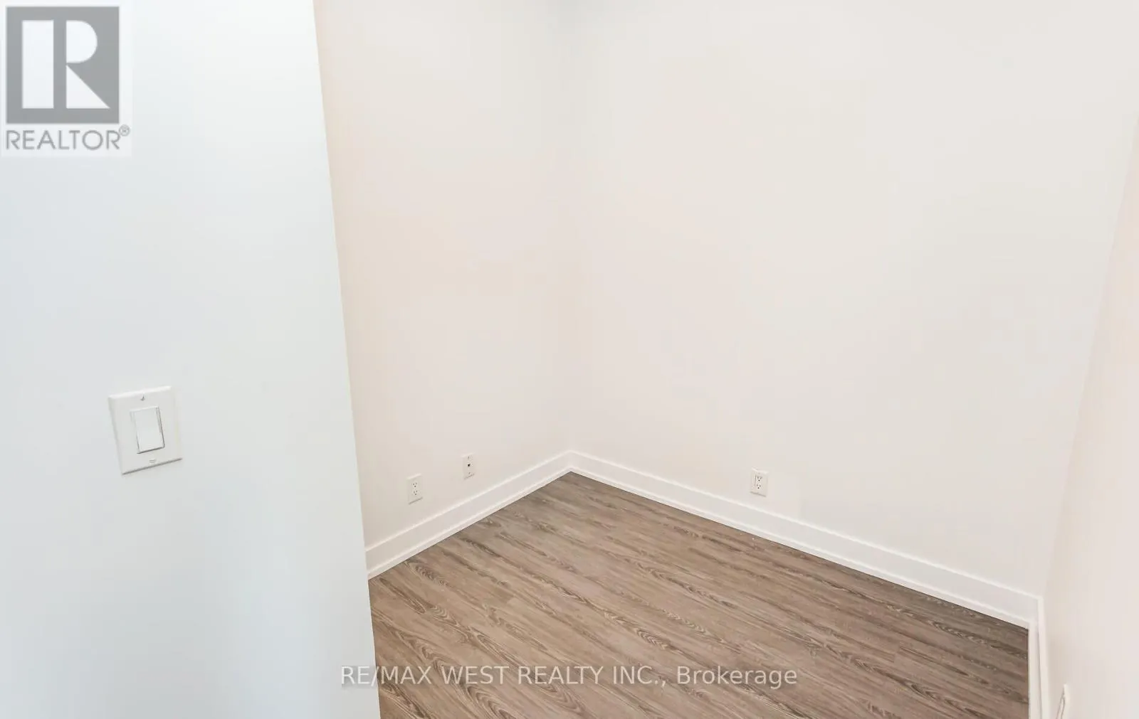 2001 - 220 BURNHAMTHORPE ROAD W
