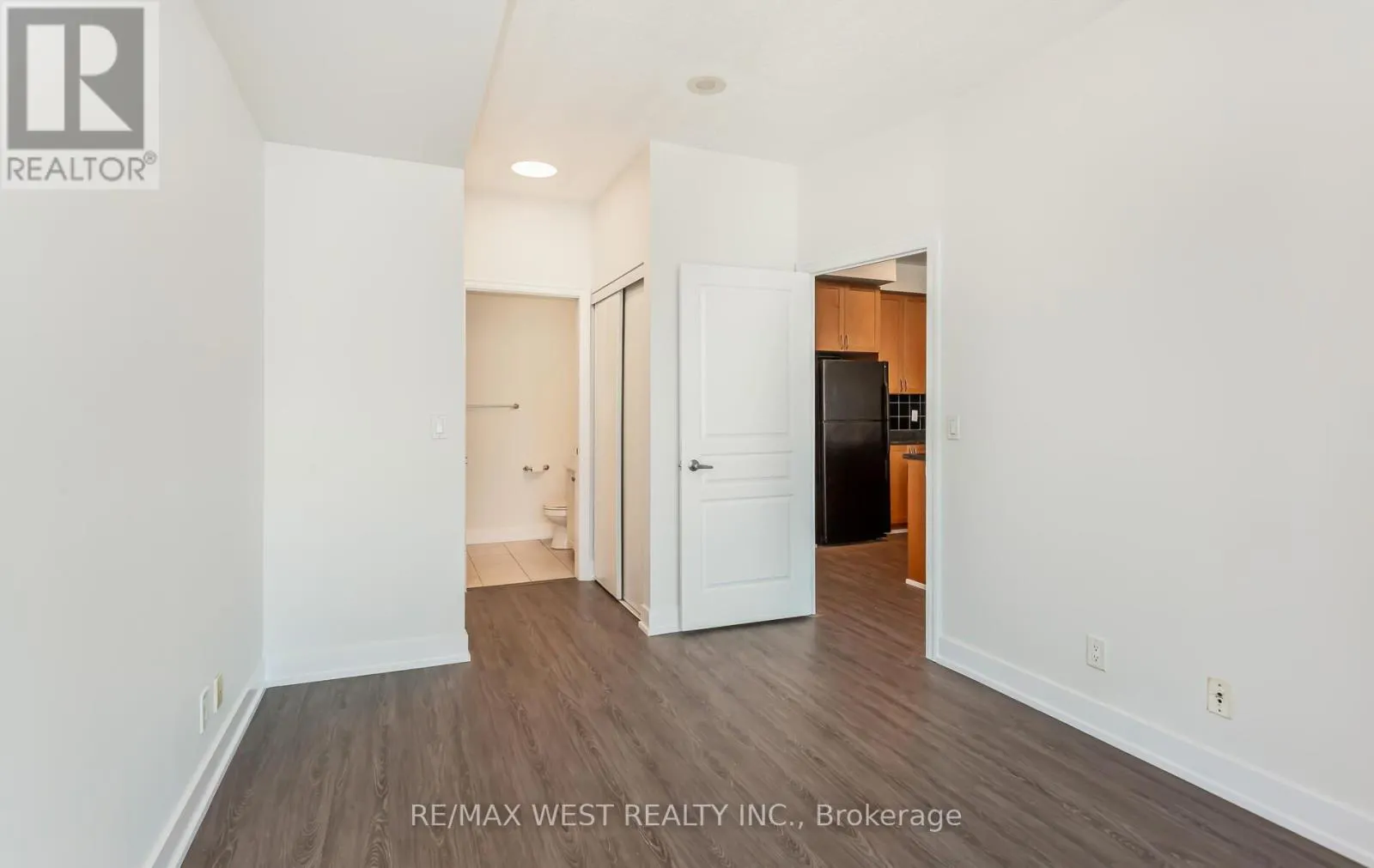 2001 - 220 BURNHAMTHORPE ROAD W