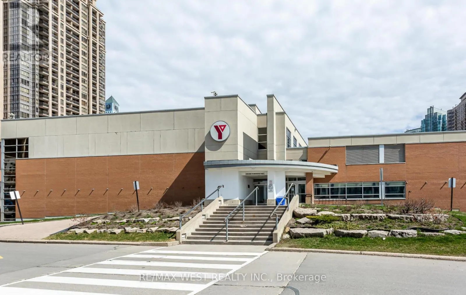 2001 - 220 BURNHAMTHORPE ROAD W