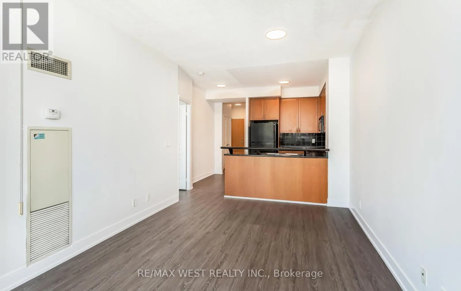 2001 - 220 BURNHAMTHORPE ROAD W