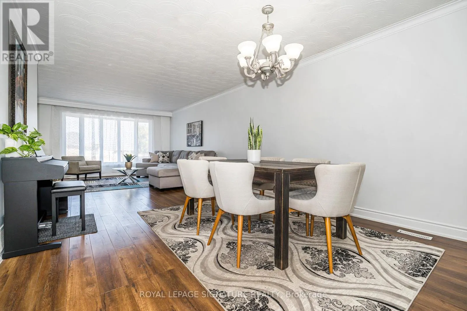 3562 LADDIE CRESCENT