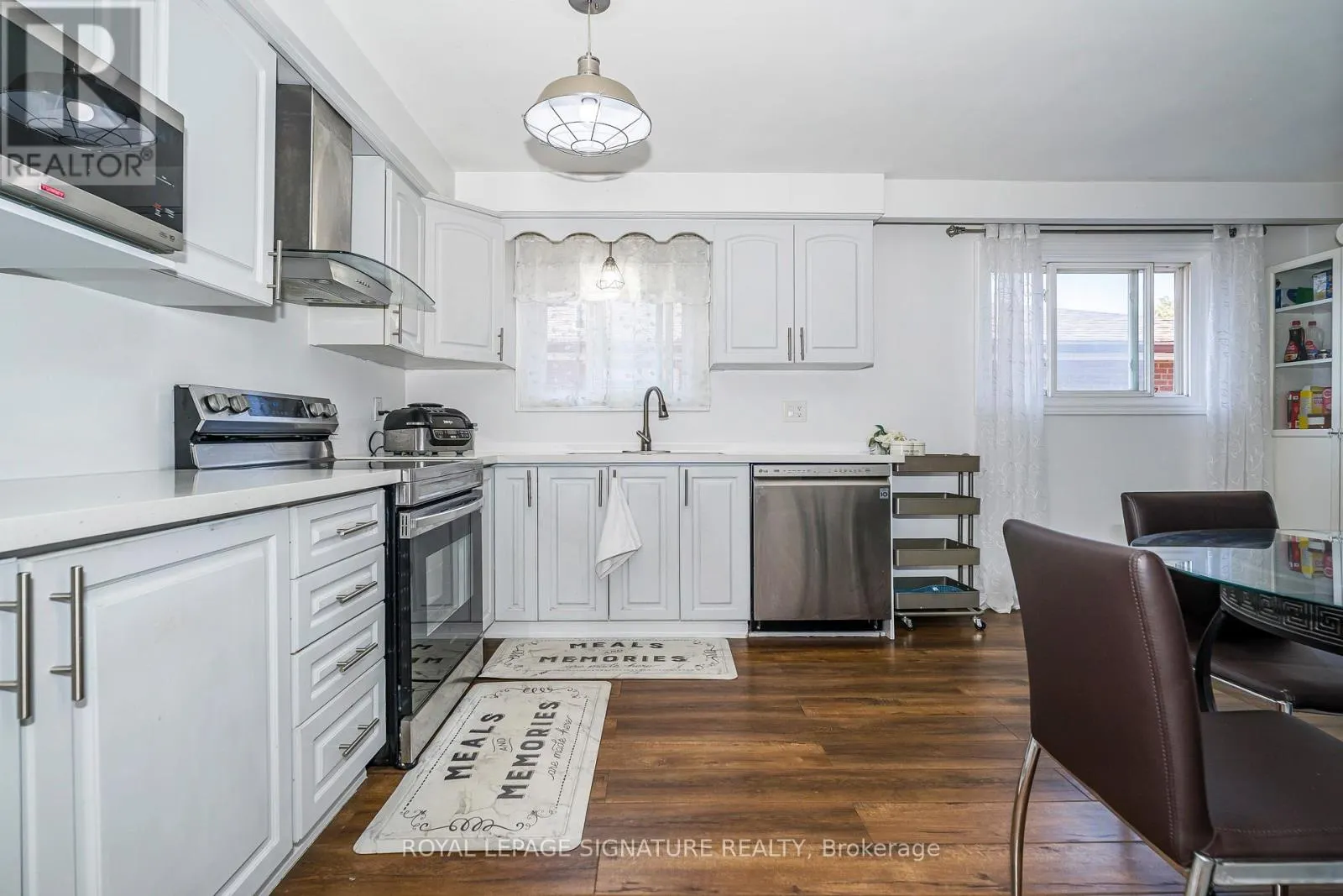 3562 LADDIE CRESCENT
