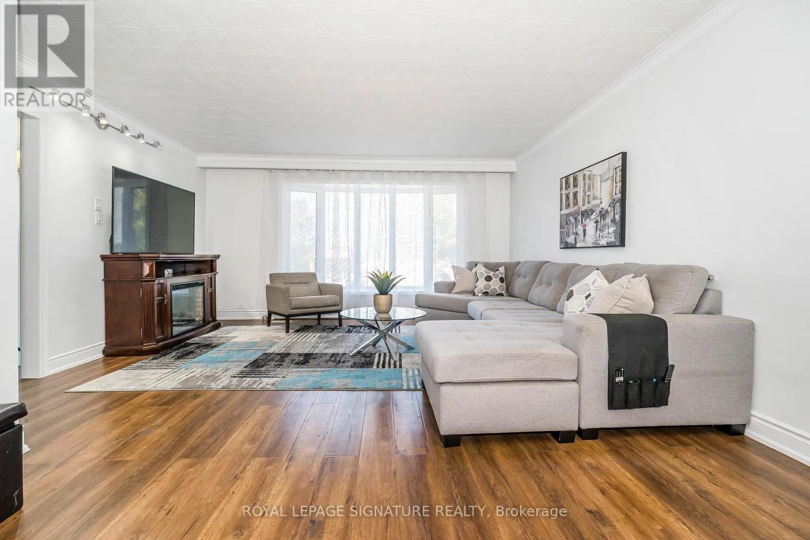 3562 LADDIE CRESCENT