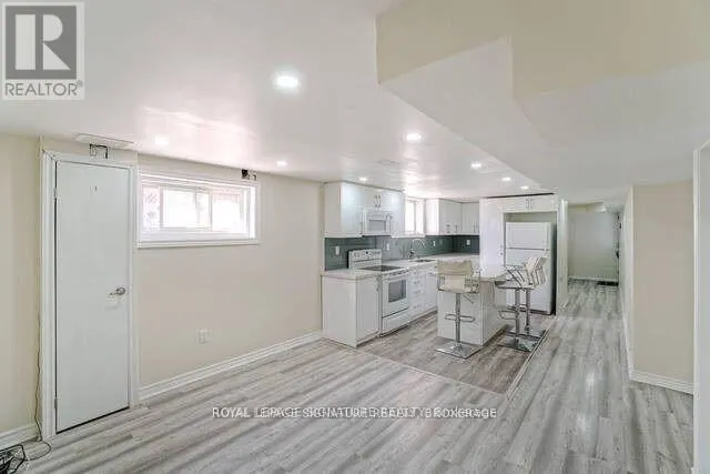 3562 LADDIE CRESCENT
