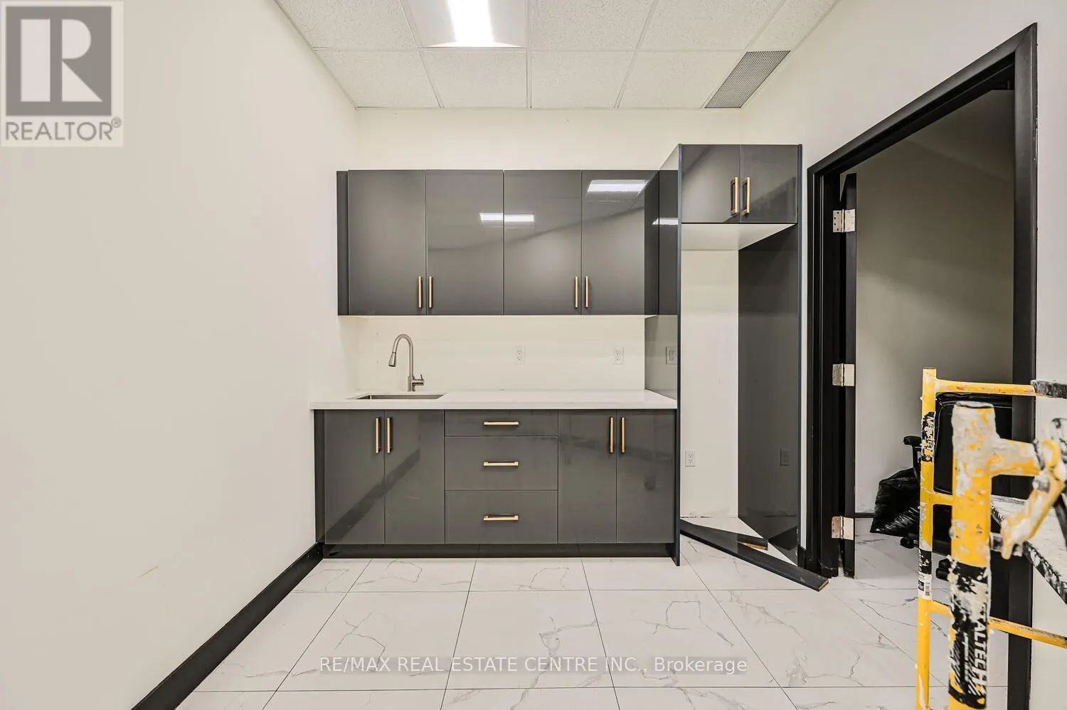 22 - 2565 STEELES AVENUE E