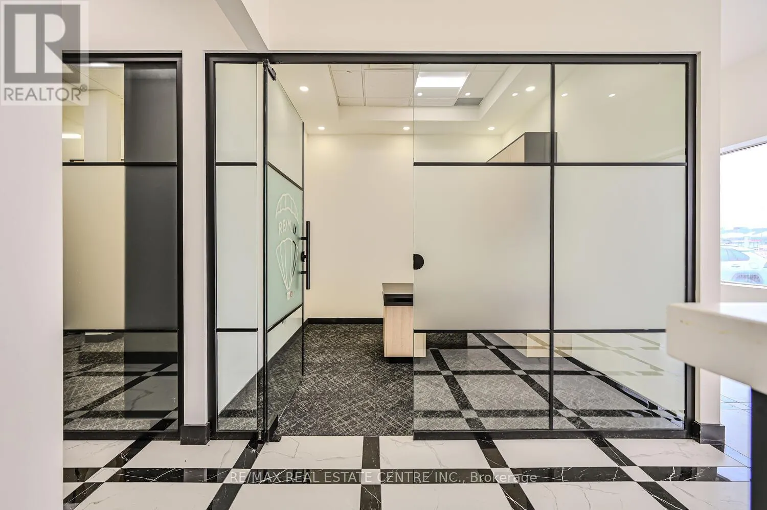 22 - 2565 STEELES AVENUE E