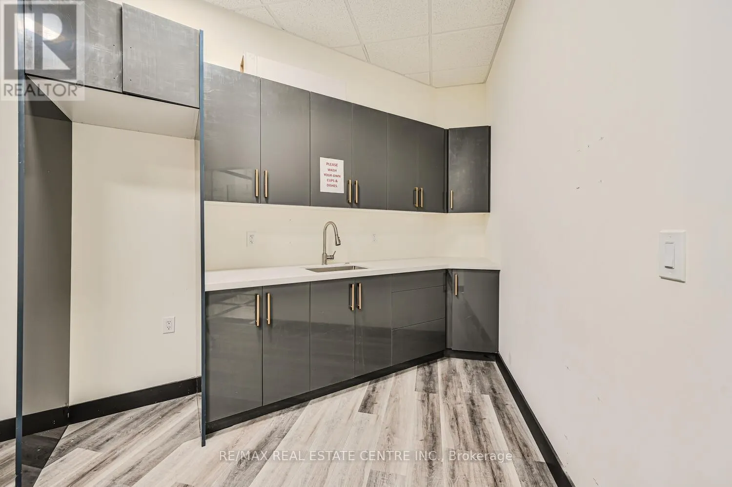 22 - 2565 STEELES AVENUE E
