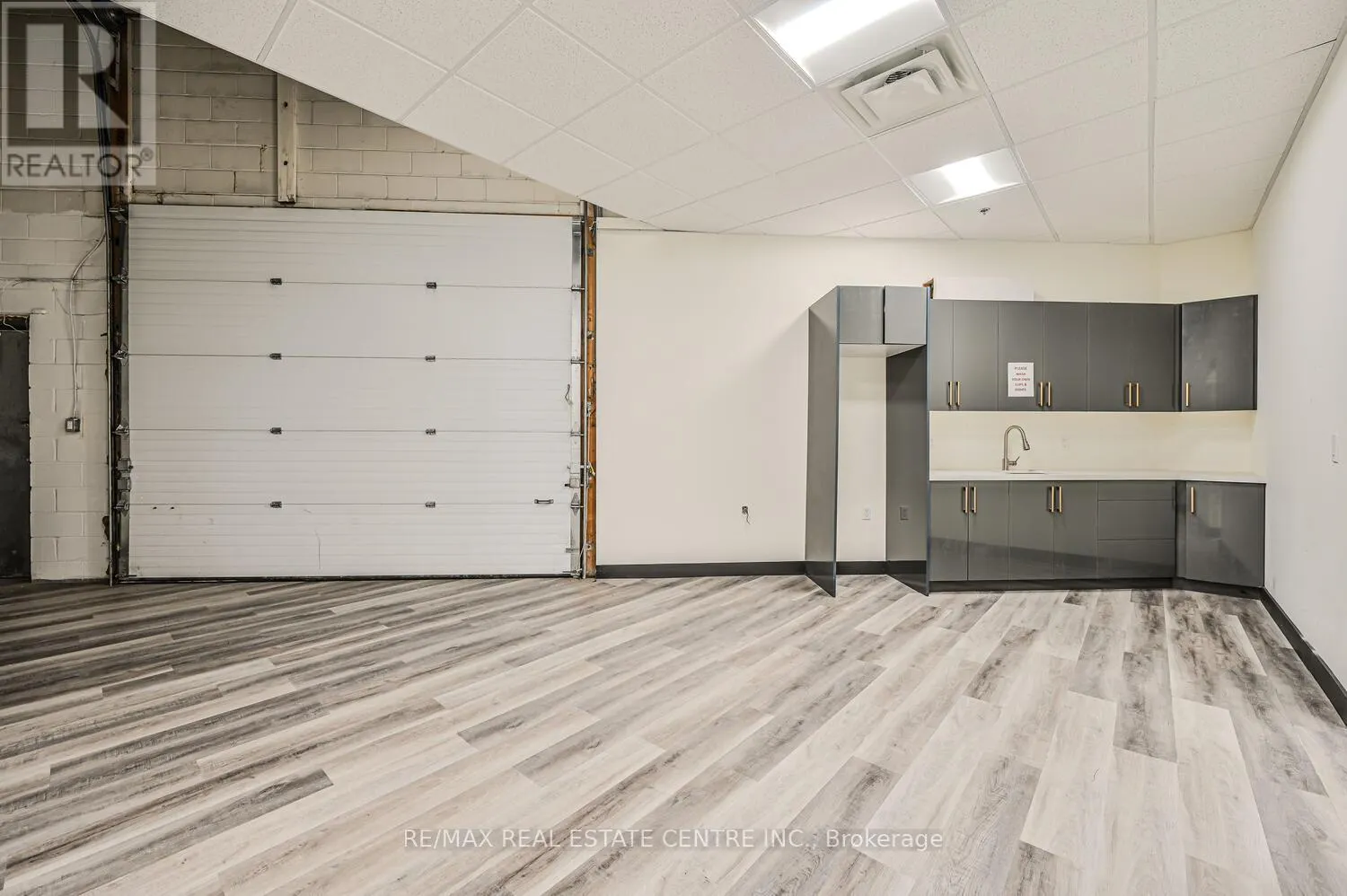 22 - 2565 STEELES AVENUE E