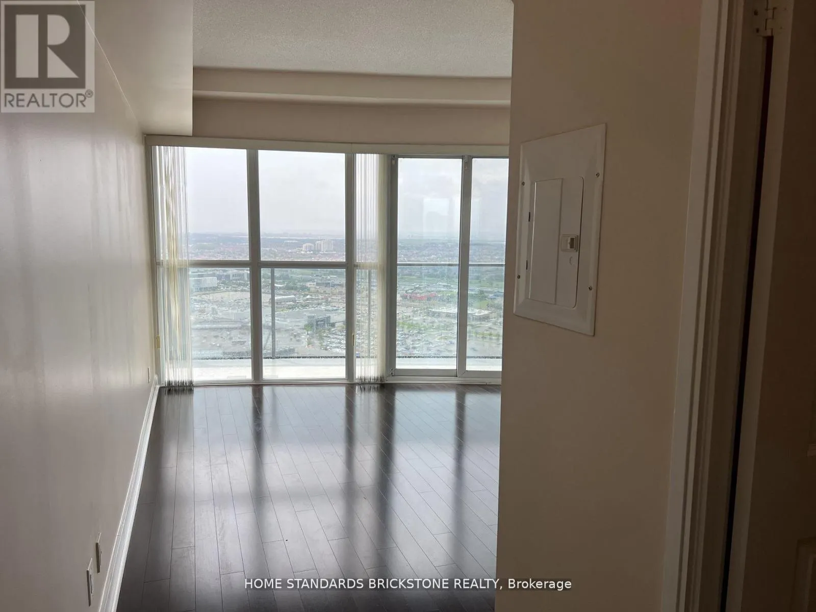 4005 - 60 ABSOLUTE AVENUE