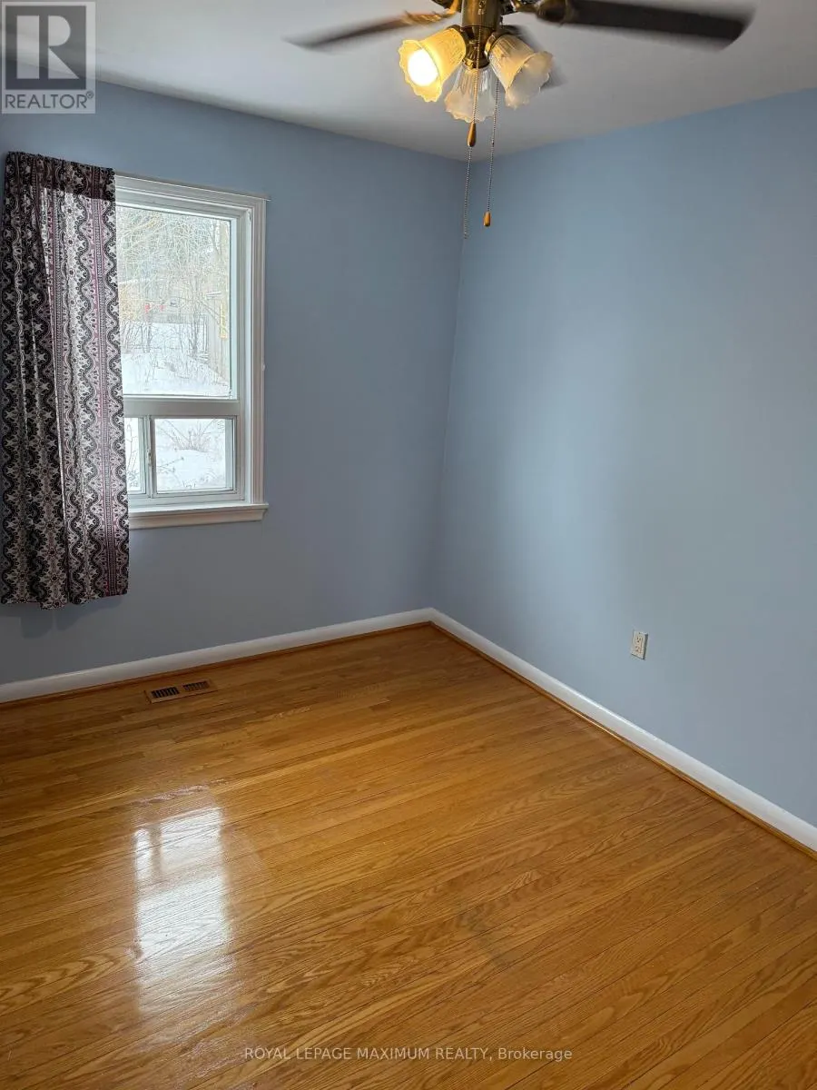 UPPER - 5 LAWRENCE CRESCENT