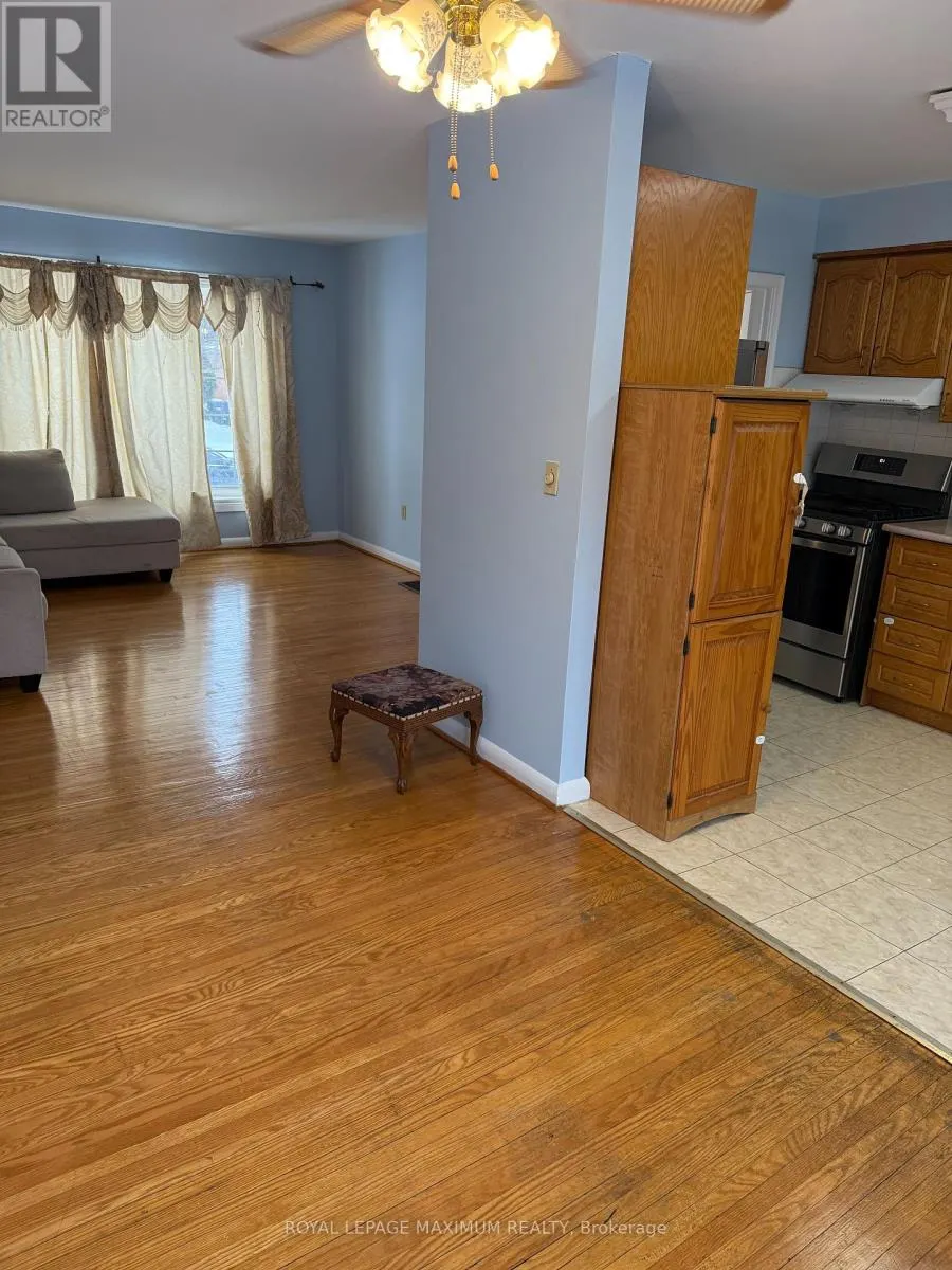UPPER - 5 LAWRENCE CRESCENT