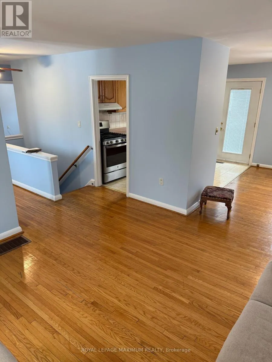 UPPER - 5 LAWRENCE CRESCENT