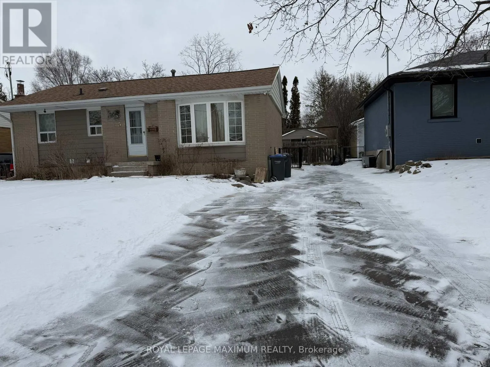UPPER - 5 LAWRENCE CRESCENT