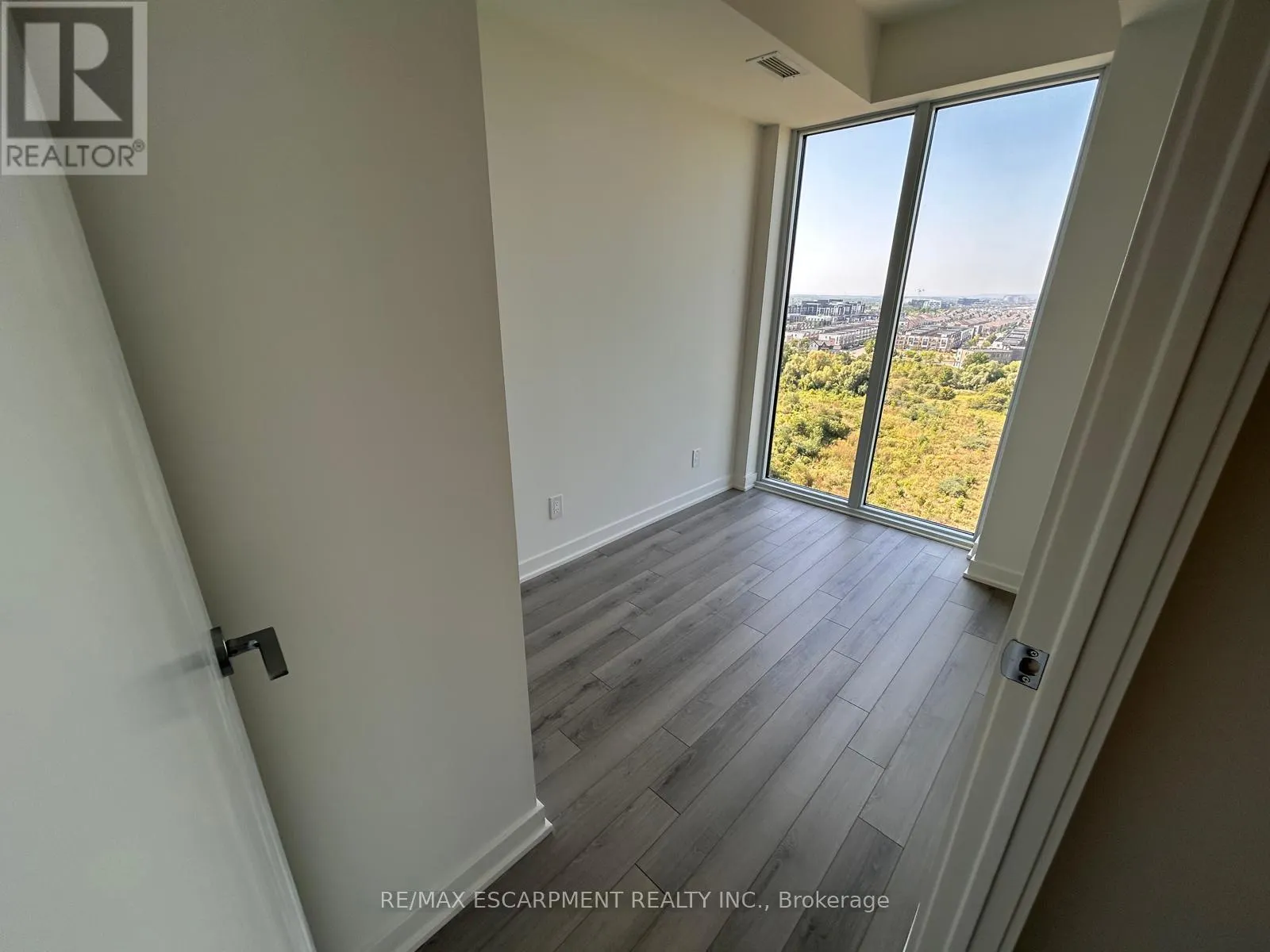 1403 - 3079 TRAFALGAR ROAD