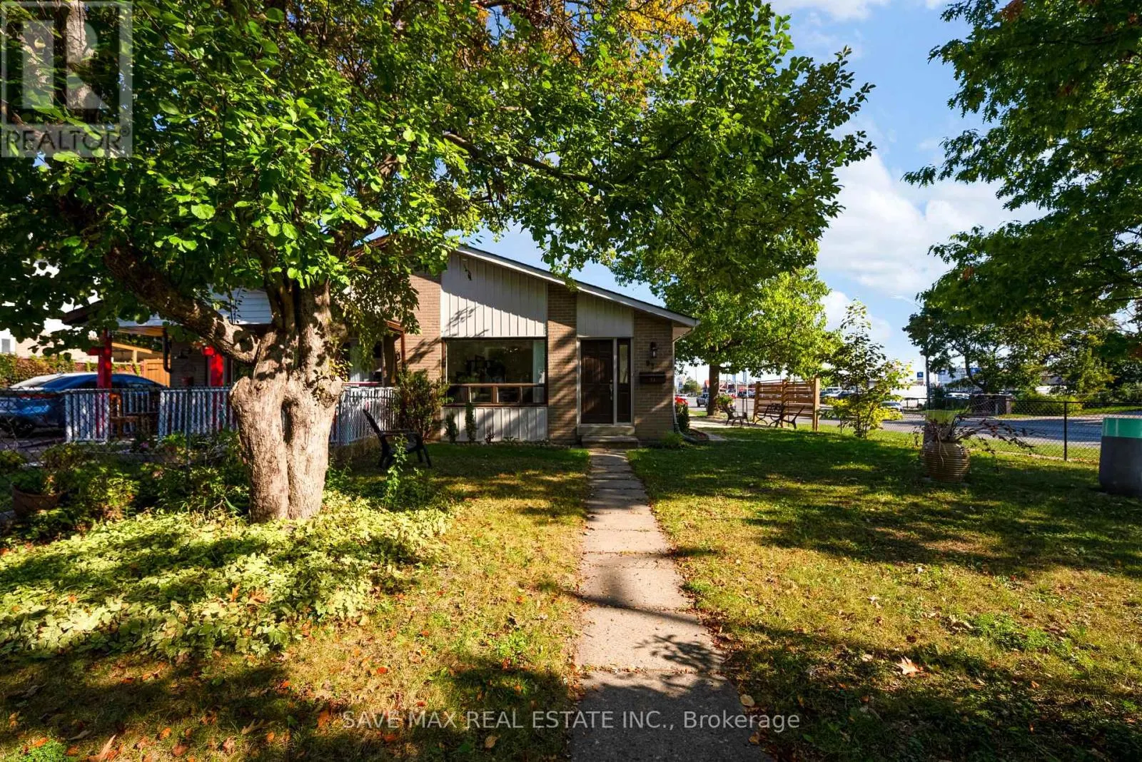 93 ARCHDEKIN DRIVE