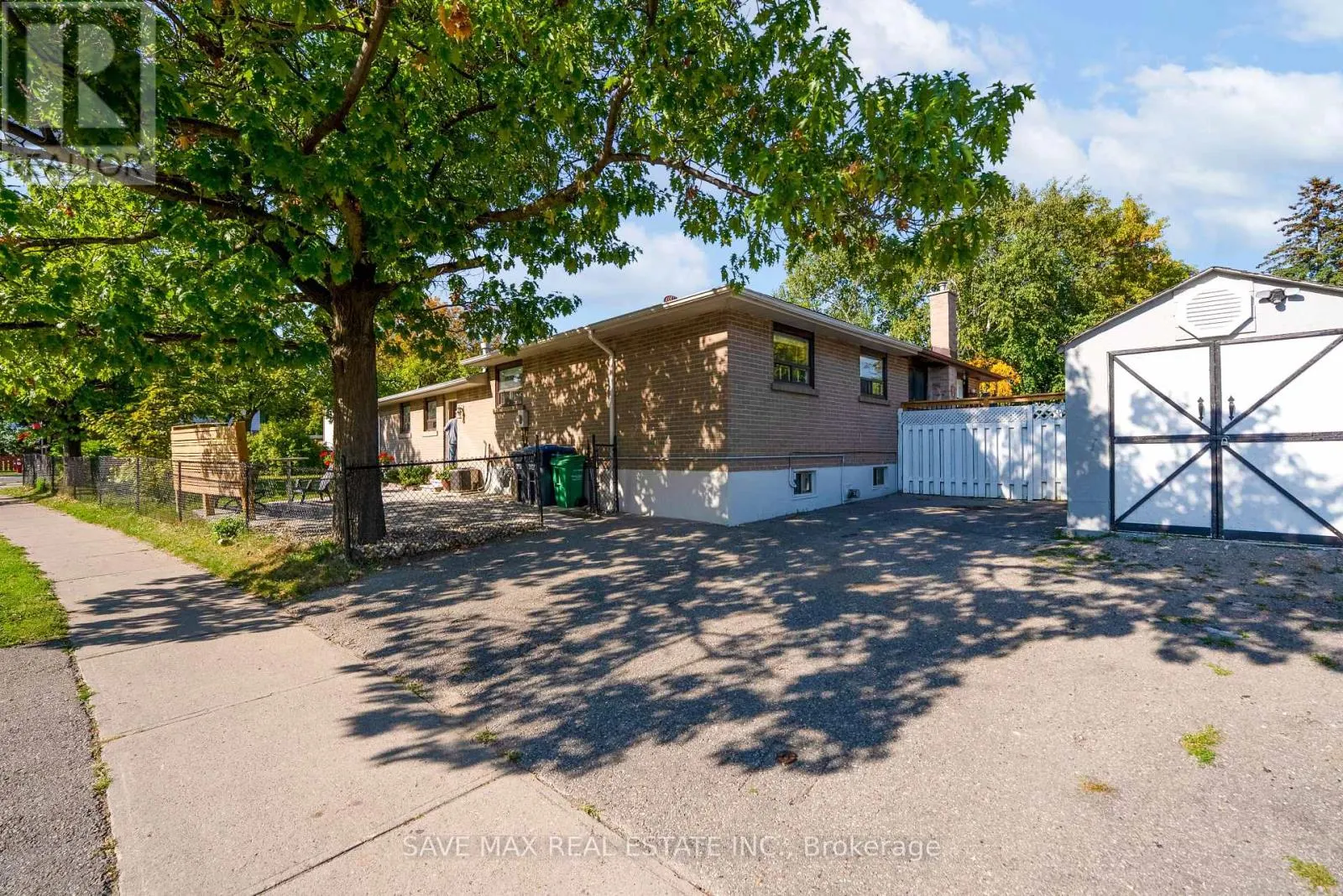 93 ARCHDEKIN DRIVE